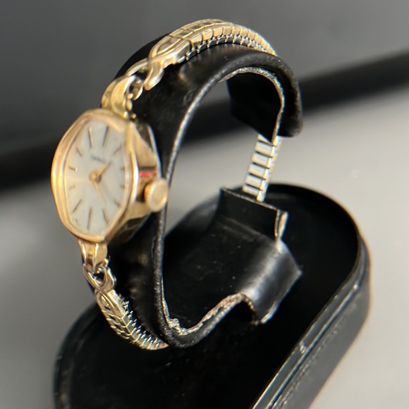 Caravelle Gold Tone Ladies Vintage Watch - Picture 11 of 15